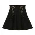 Dettaglio gonna nera a trapezio a vita alta con fibbie a cuore in strass e nastri intrecciati - Taglia S / Gonna / Nero