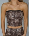Detaillierte Vorderansicht des hochelastischen Sport-Sets mit Leo-Print und Crop-Top - S / Oberteile / Leopardenprint