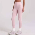 Détail du pantalon de yoga taille haute rose clair avec large ceinture gainante - S / Bas / Rose