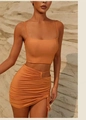 Vista detallada del conjunto de yoga naranja con diseño de cintura hueca y falda con cordón - S / Conjunto de Falda Girasol