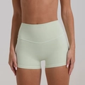 Dettaglio dei pantaloncini fitness verde chiaro a vita alta con cucitura a V in vita - Taglia S / Stile Pantaloncini Verde Chiaro