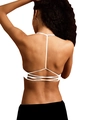 Detalle del sujetador de yoga blanco con tirantes cruzados y soporte fino en forma de Y - S / Blanco