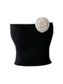Dettaglio di un top a fascia da yoga nero con un grande fiore di camelia bianco in 3D - S / Magnolia Nera