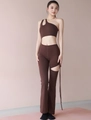Ensemble de yoga marron foncé à une épaule avec legging taille haute et rubans fluides - S / Châtain