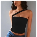 Detail van zwarte yoga top met één schouder, asymmetrische uitsnijding en stretchstof - S / Zwart