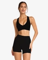 Detailansicht des schwarzen Sport-BHs mit V-Ausschnitt und Set aus High-Waist-Shorts für Yoga - S / Schwarzer BH
