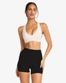 Detailaufnahme von elfenbeinfarbenem Yoga-Top und schwarzen High-Waist-Shorts - S / Weißer BH