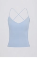 Dettaglio del reggiseno yoga celeste con spalline sottili incrociate e scollo a V essenziale - S / Azzurro
