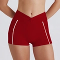 Detalle de los pantalones cortos rojos de yoga de cintura alta con rayas blancas laterales - Pantalones Cortos Granate / S