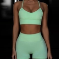Vue détaillée de l'ensemble de yoga sans couture vert menthe avec haut en V et short cycliste - S / Haut Et Bas / Vert clair