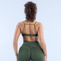 Detailansicht des nahtlosen dunkelgrünen Sport-BHs mit Kreuzgurten und High-Waist-Leggings - Olivgrün