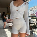 Weißes Langarm-Yoga-Set für Damen mit Cross-Top und hoch taillierten Sport-Shorts - S / Weiß