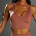 Details des nahtlosen Terrakotta-Yoga-Tops mit V-Ausschnitt und Rippsaum - S / Oberteile / Rostrot