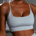 Detail eines hellblauen Sport-BHs mit dünnen Trägern und breitem Rippsaum auf Industriehintergrund - S / Oberteile / Hellblauer Zirkon