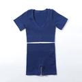 Détail d'ensemble de yoga sans couture bleu marine avec short côtelé et haut col en V - Bleu Marine (G9215)