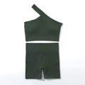Vue détaillée d'un ensemble de sport côtelé vert foncé sans couture avec haut à une épaule - Vert Armée