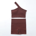 Détail d'un ensemble de yoga côtelé avec brassière asymétrique et short à taille haute - Marron