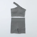 Flach liegendes nahtloses geripptes Yoga-Set in Dunkelgrau mit One-Shoulder-Top und Shorts - XL / Grau