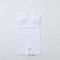 Makroaufnahme des weißen gerippten Yoga-Sets mit One-Shoulder-Top und High-Waist-Shorts - XL / Weiß
