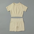 Ensemble de yoga côtelé sans couture beige crème avec crop top et short taille haute - Blanc Cassé