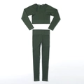 Détail d'un ensemble de yoga côtelé sans couture vert foncé avec haut et legging taille haute - Vert Armée
