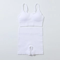 Detailansicht des weißen gerippten Yoga-Sets mit Camisole-BH und Shorts mit hoher Taille - S / Weiß
