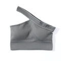 Dettaglio ravvicinato del reggiseno sportivo grigio a coste monospalla senza cuciture - Taglia S / Top / Grigio