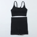 Flachbild von nahtlosem, geripptem schwarzem Yoga-Set mit Sport-BH und hoher Taille Shorts - S / Schwarz