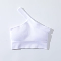Dettaglio ravvicinato del reggiseno sportivo monospalla bianco a costine in tessuto elastico - Taglia S / Top / Bianco