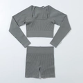 Détail de la texture côtelée sur l'ensemble de yoga gris avec haut à manches longues et short - S / Gris