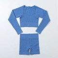Détail d'un ensemble de yoga bleu clair côtelé avec haut court et short taille haute - S / Bleu