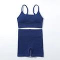 Detail der gerippten Textur des nahtlosen marineblauen Yoga-Sets aus BH und Shorts - S / Marineblau