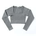 Vista detallada del bolero y top de yoga sin costuras de punto acanalado gris oscuro - S / Gris