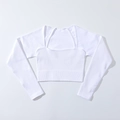 Detail des weißen Rippstrick-Materials bei diesem nahtlosen Yoga-Top und Bolero-Set - Weiß