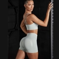 Dettaglio del set yoga a coste verde menta con reggiseno incrociato e pantaloncini a vita alta - S / Blu Grigio