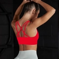 Détail de la brassière de sport rouge avec bretelles croisées au dos sur un mannequin - Rouge