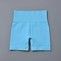 Gros plan sur le short de yoga sans couture bleu ciel avec texture côtelée verticale - S / Bas (Shorts) / Bleu