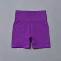 Détail du short de yoga violet sans couture à taille haute avec texture en maille côtelée - S / Bas (Shorts) / Violet