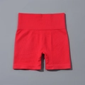 Gros plan du short de yoga rouge sans couture à taille haute et texture côtelée - S / Bas (Shorts) / Rouge