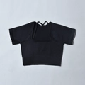 Détail du haut de yoga noir sans couture à côtes avec design double épaisseur et ourlet - S / Haut (Manches Courtes) / Noir