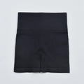 Gros plan sur un short de yoga noir côtelé sans couture à taille haute avec gainage abdominal - S / Bas (Shorts) / Noir