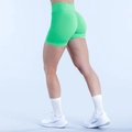 Dettaglio dei pantaloncini da yoga verde brillante con effetto push-up glutei - Verde chiaro