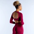 Detailansicht des dunkelroten Yoga-Sets mit Rückenausschnitt am Crop-Top-Oberteil - XS / Wildbeere