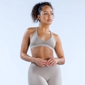Gros plan d'un soutien-gorge de yoga en V et legging en tissu texturé terreux - Gris Argile
