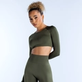 Detailansicht des olivgrünen langärmeligen Crop-Tops mit nahtlosem Rippstrick-Gewebe - XS / Olivgrün
