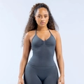Détail de la brassière de sport dos nu gris foncé avec fronces et tissu gainant - Gris foncé