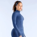 Détail du haut de fitness bleu marine avec textures côtelées et passants pour les pouces - S / Gris Bleu
