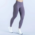 Detailansicht des V-förmigen Crossover-Bunds der nahtlosen Yoga-Hose in Mauve-Lila - XS / Schwarzer Trüffel