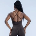 Detailansicht eines nahtlosen braunen Yoga-Sets mit gekreuztem Rücken und matten Sport-Shorts - XS / Schokobraun