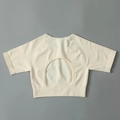 Κρεμ λευκό αθλητικό crop top γιόγκα χωρίς ραφές με κομψό άνοιγμα στην πλάτη - S / Ελεφαντόδοντο Κοντό Μανίκι
